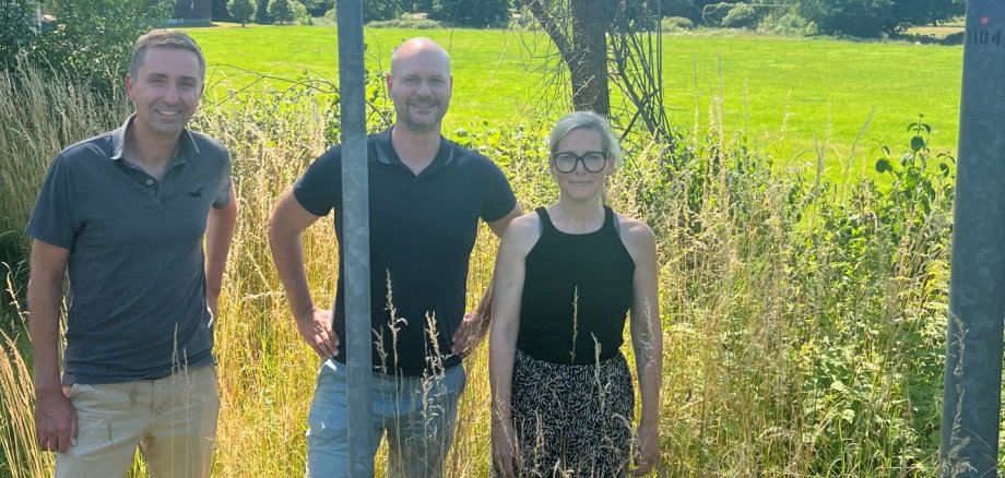 Ortseinfahrt Burgjoß, von links nach rechts: Andreas Röhrig von der Firma /B/A/ Technology Service GmbH, Bürgermeister Victor Röder und Bürgermeisterin Sibylle Hergert