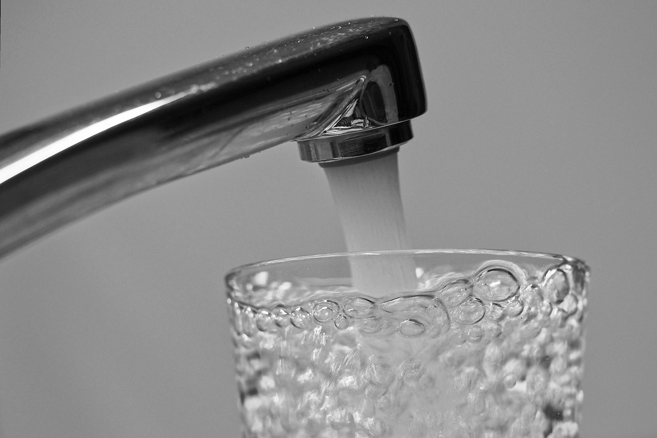 Fließendes Wasser aus dem Wasserhahn