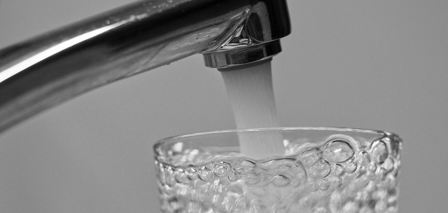 Fließendes Wasser aus dem Wasserhahn