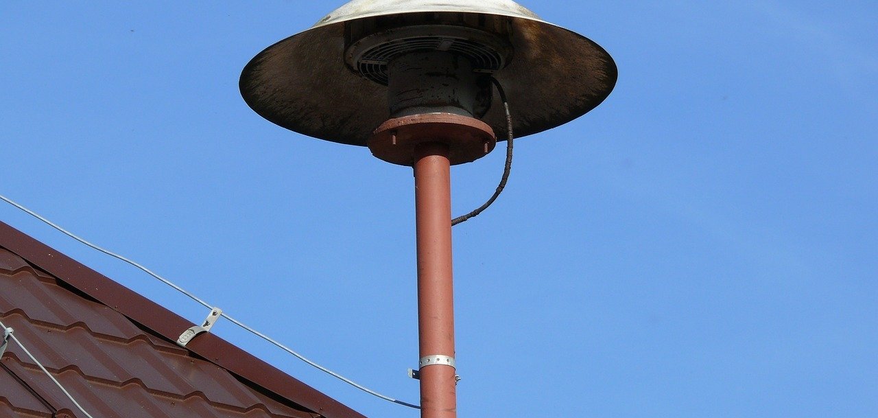 Alarm-Sirene auf einem Hausdach