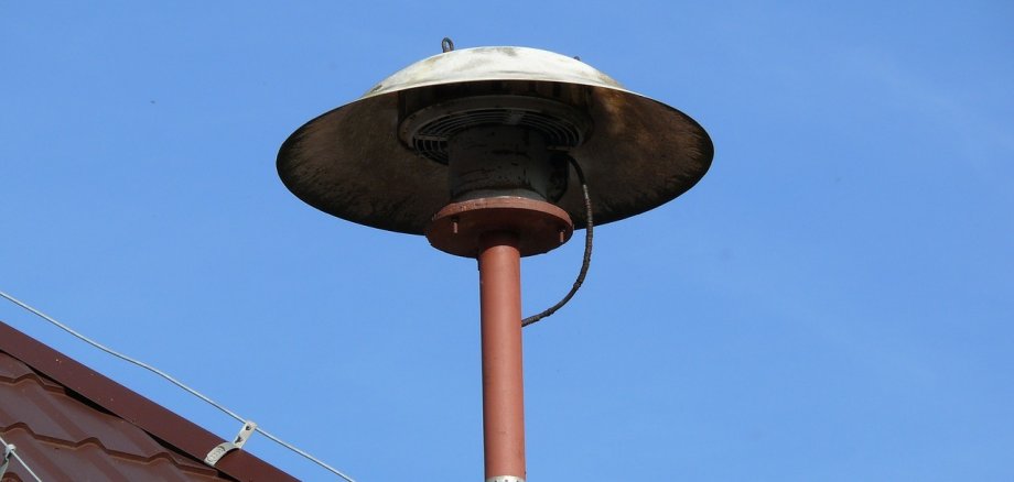 Alarm-Sirene auf einem Hausdach
